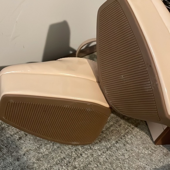 Bebe Janysa Platforms Size 10 Nude Patent Leather Square Toe Chunky Block Heel - Picture 9 of 10